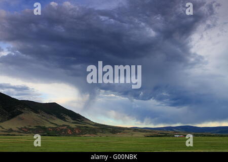 Schönen wolkenverhangenen Himmel in der Prärie Stockfoto