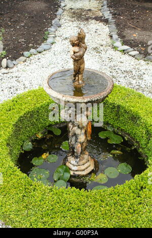 Malerische kleine Brunnen im Garten Stockfoto