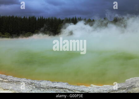 Schöne vulkanische Thermalquelle in Rotorua Stockfoto