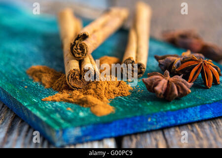 Ceylon-Zimt und Sternanis Nahaufnahme. Stockfoto