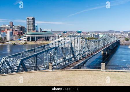 Ottawa, CA 15. April 2016: Alexandra Brücke zwischen Ottawa und Gatineau, mit Canadian Museum of History im Hintergrund Stockfoto