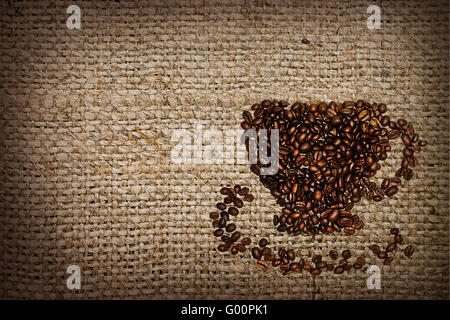 Tasse Kaffee Bohnen auf Sackleinen Hintergrund Stockfoto