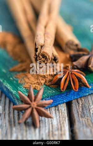 Zimt und Sternanis - Gewürze Weihnachten. Stockfoto