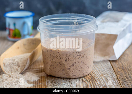 Roggensauerteig zum Backen von Brot. Stockfoto