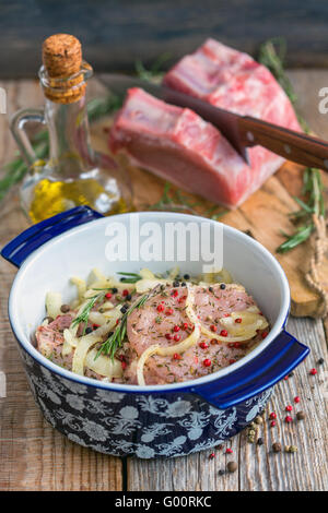 Schweinekoteletts in einer Pfanne auf dem alten Tisch. Stockfoto