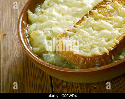 Französische Zwiebelsuppe rustikal - Suppe, meist anhand von Fleischbrühe und Zwiebeln. Stockfoto