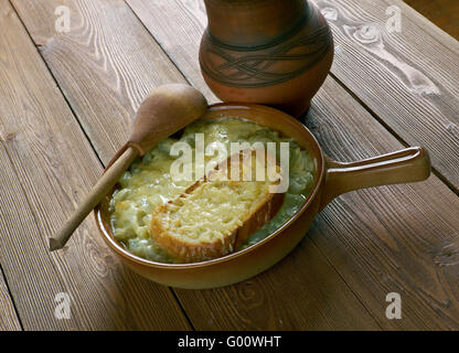 Französische Zwiebelsuppe rustikal - Suppe, meist anhand von Fleischbrühe und Zwiebeln. Stockfoto