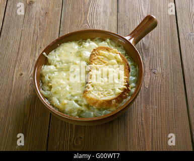 Französische Zwiebelsuppe rustikal - Suppe, meist anhand von Fleischbrühe und Zwiebeln. Stockfoto