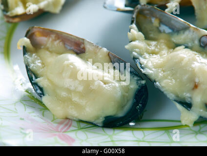 La Mouclade Charentaise - Gebackene Muscheln mit Käse und Knoblauch Brot. Französische Küche Stockfoto