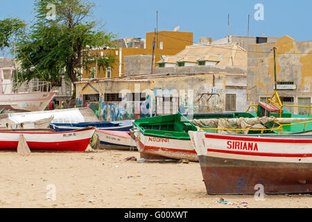 Bunte Fischerboote am Strand von Sal Rei, Boa Vista, Kap Verde Stockfoto