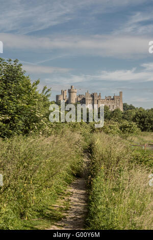 Ein Fußweg entlang dem Fluss Arun mit Arundel Castle im Hintergrund laufen. Stockfoto