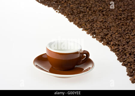 Espressotasse und Kaffeebohnen auf weißem Hintergrund Stockfoto