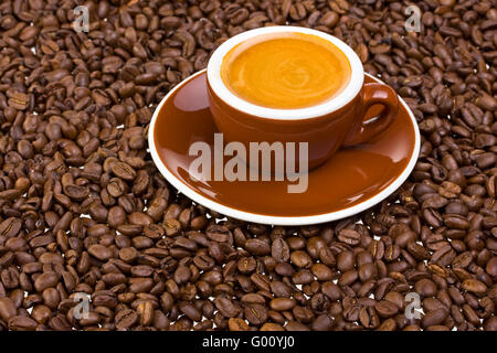 Espressotasse und Kaffeebohnen auf weißem Hintergrund Stockfoto