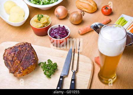 traditionelle bayerische Schweinebraten mit Biersauce und Knödel Stockfoto