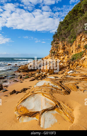 Australien, New South Wales, Central Coast, Bouddi National Park, wunderschön Paterned Hawksbury Sandstein in Maitland Bay. Stockfoto