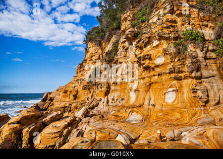 Australien, New South Wales, Central Coast, Bouddi National Park, wunderschön Paterned Hawksbury Sandstein in Maitland Bay. Die d Stockfoto