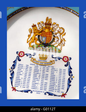 HM Queen Elizabeth II. Gedenkplatte mit ihrem offiziellen Wappen und Liste aller Monarchen von König Harold 1066-1952 Queen Elizabeth II Stockfoto