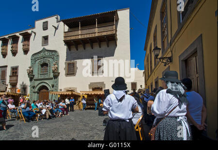 Sonntag Flohmarkt und traditionell gekleideten Musiker Altstadt Vegueta mit Casa de Colón Las Palmas, Kanarische Inseln, Spanien Stockfoto