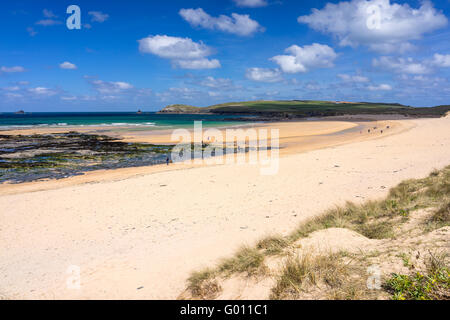 Die schönen goldenen Sandstrand an Konstantin mit Trevose Head in der Ferne Cornwall England UK Europa Stockfoto