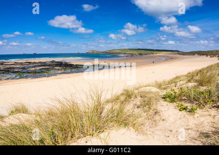 Die schönen goldenen Sandstrand an Konstantin mit Trevose Head in der Ferne Cornwall England UK Europa Stockfoto