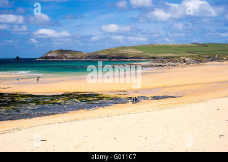 Die schönen goldenen Sandstrand an Konstantin mit Trevose Head in der Ferne Cornwall England UK Europa Stockfoto