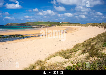 Die schönen goldenen Sandstrand an Konstantin mit Trevose Head in der Ferne Cornwall England UK Europa Stockfoto