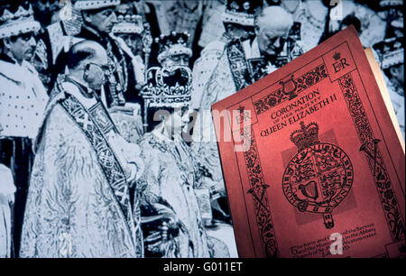 Krönung von HM Queen Elizabeth II TV-Bildschirm Schwarzweiß-Bild mit Original Order of Service-Buch im Vordergrund am 2. Juni 1953 Stockfoto