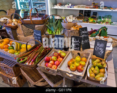 Traditionelle ländliche Produkte farm Shop-Interieur mit frisches Obst und Gemüse zum Verkauf Gloucester Cotswolds UK Stockfoto