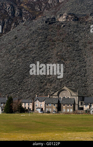 Oder wieder Häuser und die Kapelle unter Schiefer verschwenden Tipp Heap Gwynedd North Wales UK Stockfoto