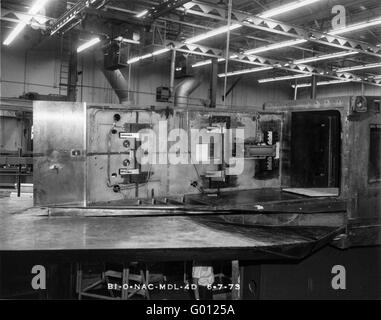 Arbeiter bei Rockwell International konstruieren Werkzeuge für den Bau der B1-Bomber im Jahr 1973. Stockfoto