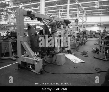Arbeiter bei Rockwell International konstruieren Werkzeuge für den Bau der B1-Bomber im Jahr 1977. Stockfoto