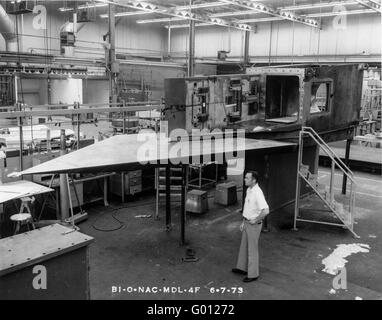 Arbeiter bei Rockwell International konstruieren Werkzeuge für den Bau der B1-Bomber im Jahr 1973. Stockfoto