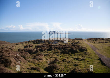 Der Blick in Richtung Ynys Enlli / Bardsey Island aus Mynydd Mawr, Uwchmynydd, Aberdaron, Llyn Halbinsel mit einsamer Mann zu Fuss Stockfoto