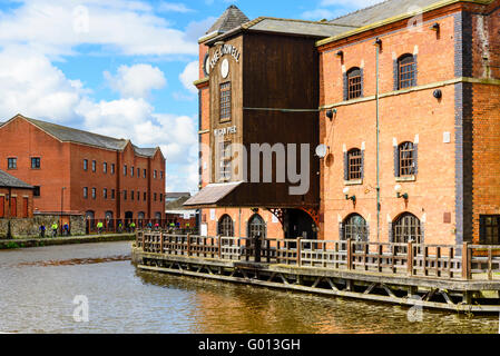 Radfahrer am Leinpfad von Leeds und Liverpool Canal gegenüber der geschlossenen Orwell-Kneipe im Stadtteil Wigan Pier Wigan UK Stockfoto