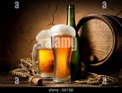 Bier vom Tisch des Kellers in Brauerei Stockfoto