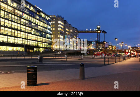 STOCKHOLM, Schweden - 17. Oktober 2013: Bürogebäude in Sodermalm, Stockholm, Schweden am Abend Stockfoto