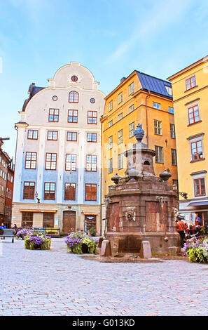 STOCKHOLM, Schweden - 12. August 2013: Alter Brunnen am Stortorget Platz, einen kleinen öffentlichen Platz in Gamla Stan, Stockholm, Schweden Stockfoto