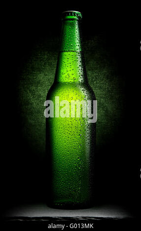 Grüne Bierflasche auf einem schwarzen Hintergrund Stockfoto