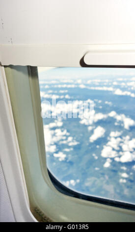 Blick durch ein Flugzeugfenster Stockfoto