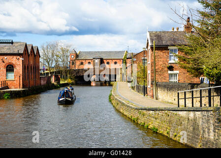 Narrowboat über Leeds und Liverpool Canal in Wigan größere Manchester UK Stockfoto