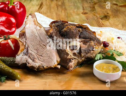 Gebratenes Schweinefleisch mit Gemüse knuckle Stockfoto