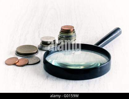 Diagramm der Münzen und Lupe Stockfoto