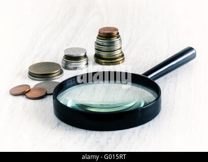 Münzen und Lupe, close-up Stockfoto