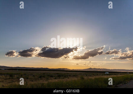 Interstate 5 Verkehr und Sonnenuntergang in der Nähe von Patterson California im Zentraltal Stockfoto