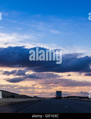 Interstate 5 Verkehr und Sonnenuntergang in der Nähe von Patterson California im Zentraltal Stockfoto