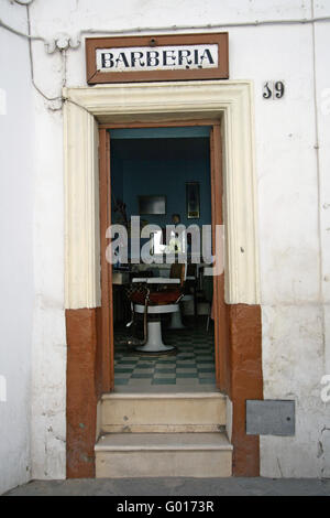 Friseurgeschäft in Vejer. Andalusien Stockfoto