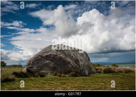 Der große Stein Fourstones ein riesiger Gletscher unregelmäßig in der Nähe von hohen Bentham in North Yorkshire Stockfoto