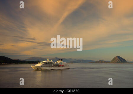 Kreuzfahrtschiff Seabourn Quest Segeln von Alesund in Abend Sonne. Stockfoto