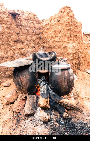 Kochen die Hirse Bier, Bobo-Dioulasso, Burkina Faso Stockfoto