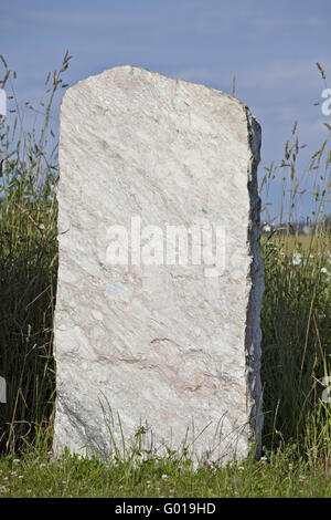 einzigen leeren Granit Grabstein auf einem Rasen-Wiese Stockfoto